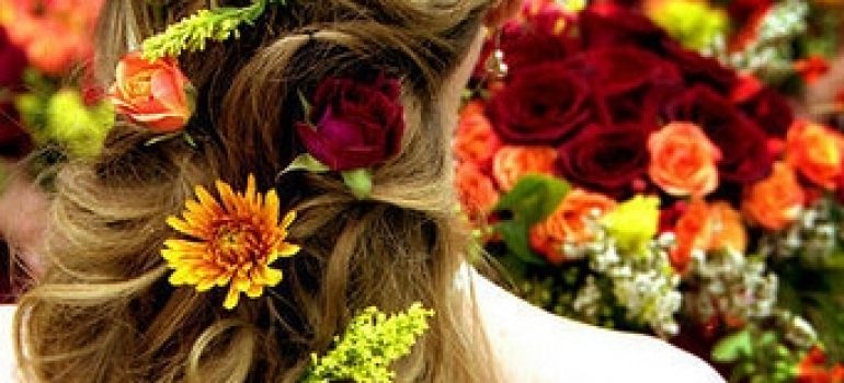 Những kiểu tóc cô dâu kết hợp với hoa tươi 04